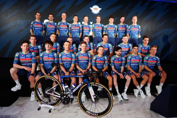 Teampräsentation von Soudal Quick-Step in Calpe am Donnerstag mit Laurenz Rex in der hinteren Reihe, Zweiter von rechts