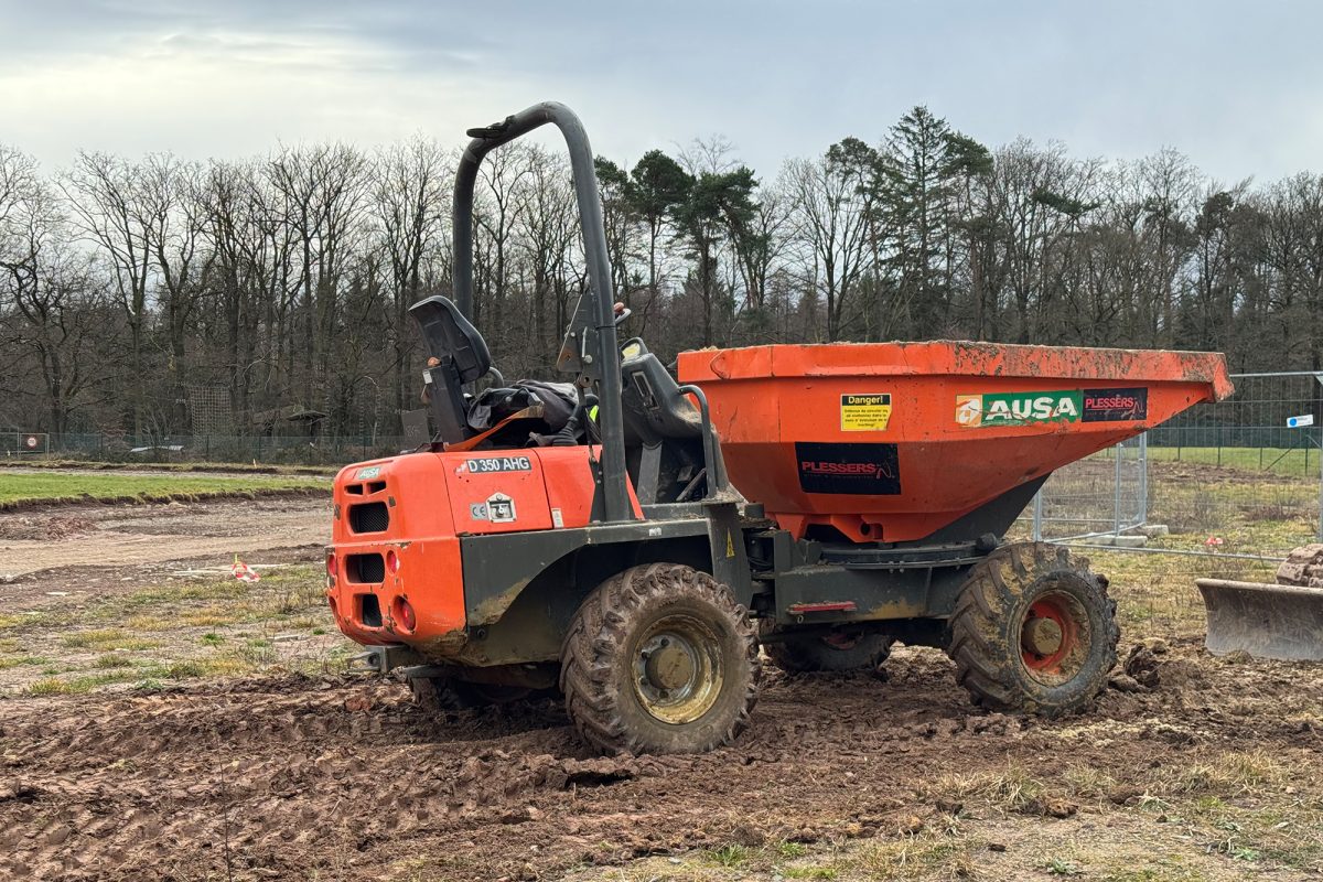 Baufahrzeug steht auf Außenfläche