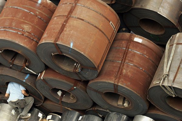 Arbeiter in einem Stahl-Werk