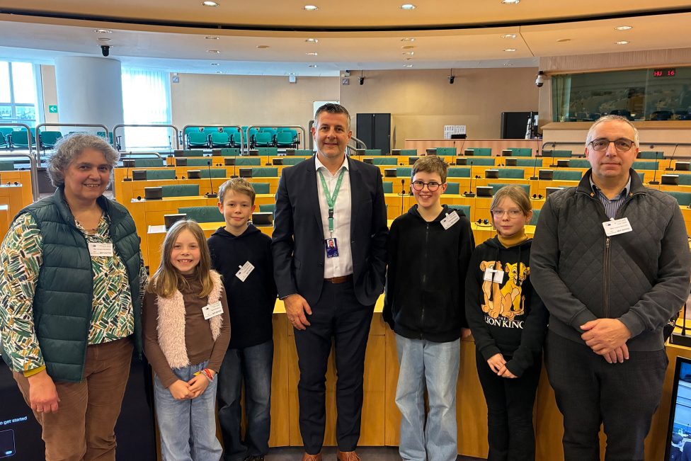 Pascal Arimont (Mitte) mit der Sternsinger-Delegation aus Eupen: v.l. Mia Nellen-Bosman, Mara Brüls, Fabian Brüls, Felix Meessen, Shirley Wolff und Marc Nellen