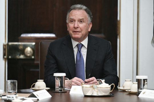 Steve Witkoff sitzt an einem Tisch, vor sich ein Kaffee-Gedeck