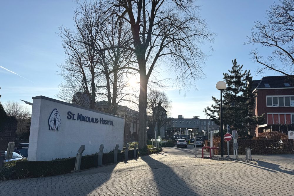 Einfahrt zum Krankenhaus