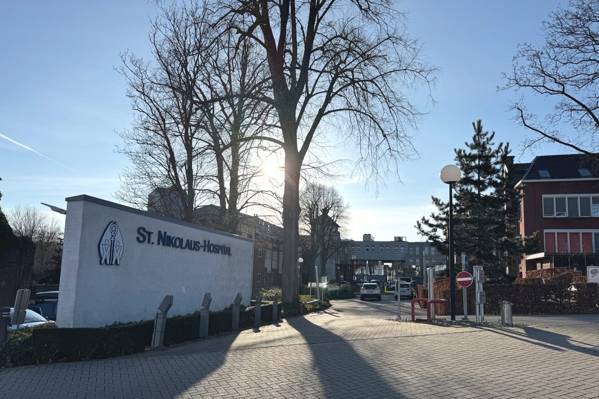 Einfahrt zum Krankenhaus