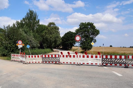 rot-weiße Straßenabsperrungen und Schilder "Durchfahrt verboten", "verboten für Fußgänger"