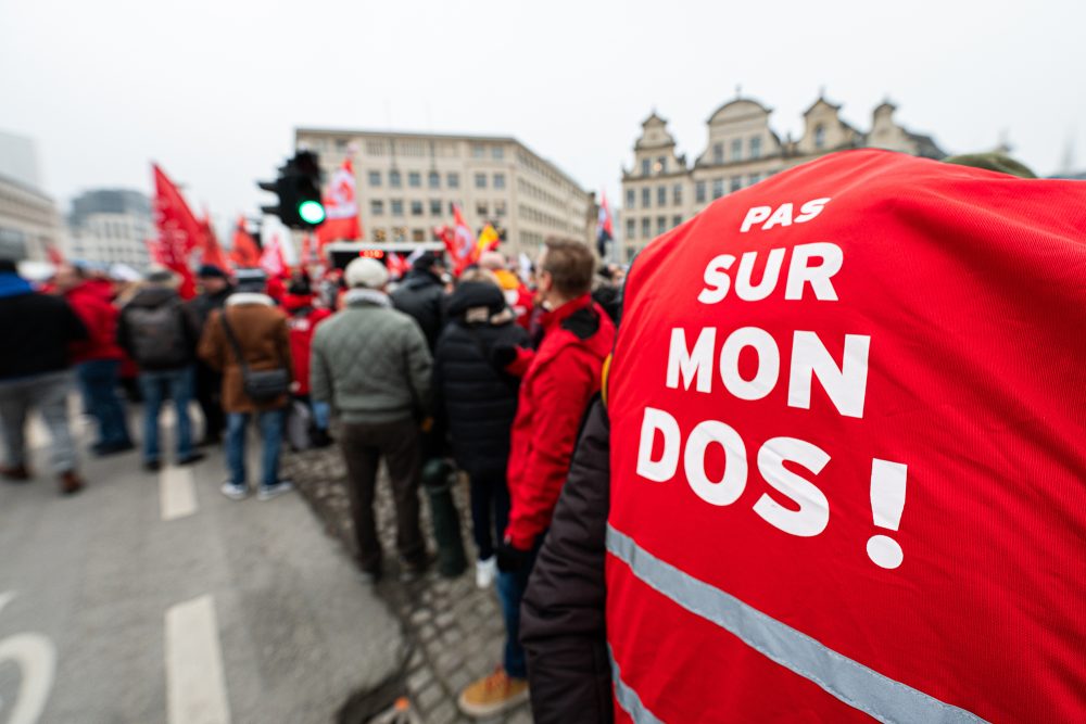 "Pas sur mon dos" steht auf einer Jacke eines SNCB-Gewerkschafter bei der Demonstration in Brüssel
