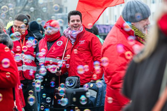 Gewerkschaftsmitglieder bei der Protestaktion lassen Seifenblasen aufsteigen
