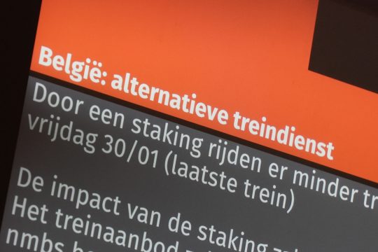 Anzeigetafel mit Hinweis auf den Streik im Bahnhof Gent Sint-Pieters