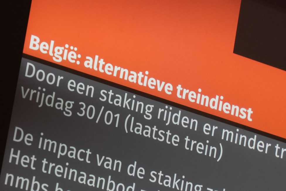 Anzeigetafel mit Hinweis auf den Streik im Bahnhof Gent Sint-Pieters