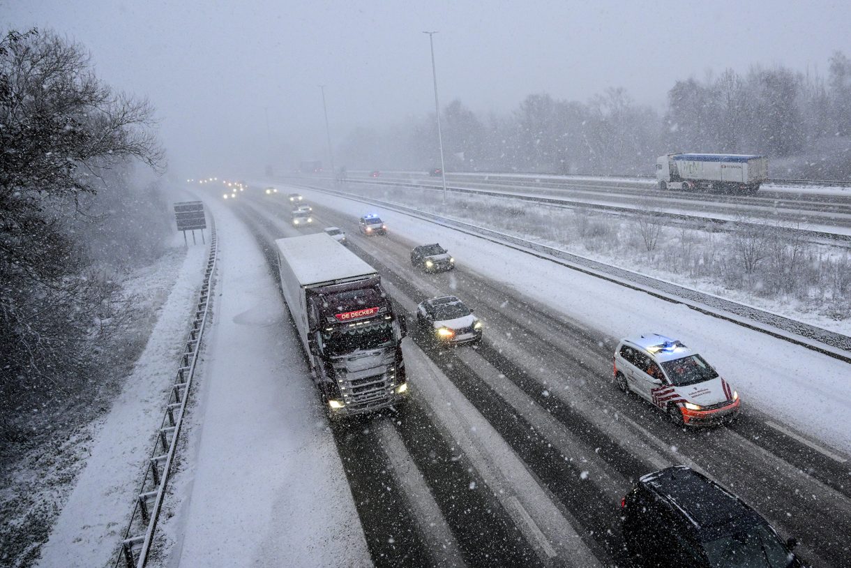 Schneebedeckte Autobahn