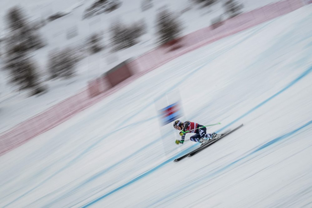 Skifahrerin fährt auf der Rennstrecke