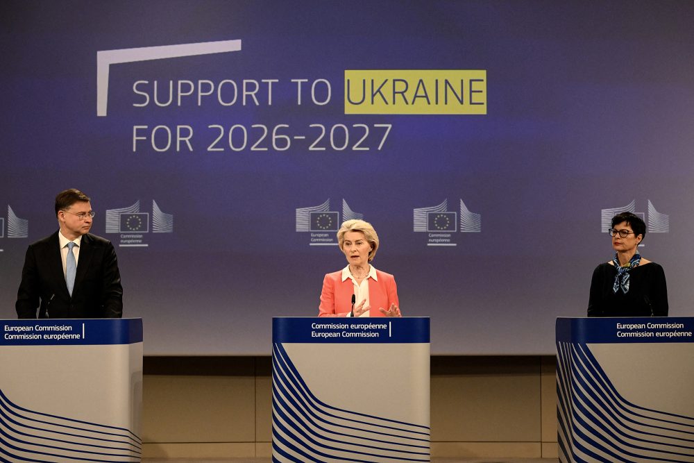 Valdis Dombrovskis, Ursula von der Leyen und Marta Kos bei der Pressekonferenz am Mittwoch