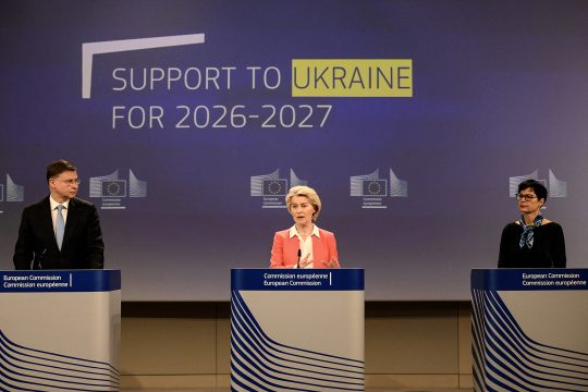 Valdis Dombrovskis, Ursula von der Leyen und Marta Kos bei der Pressekonferenz am Mittwoch