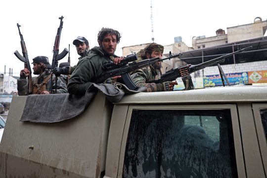 Regierungstruppen patroullieren in der Stadt Tabka