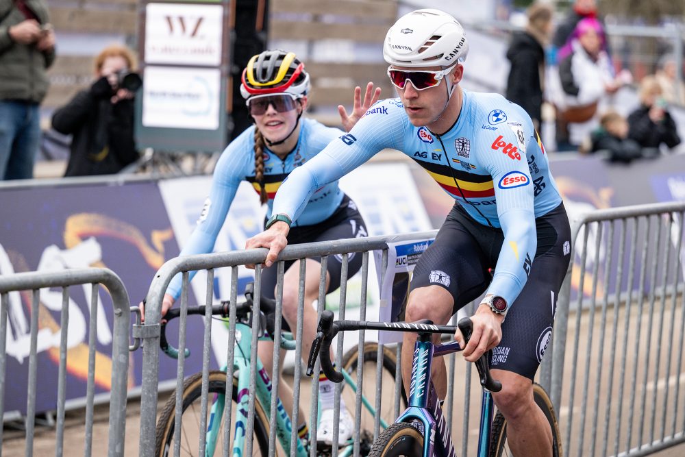 Zita Peeters klatscht Niels Vandeputte ab