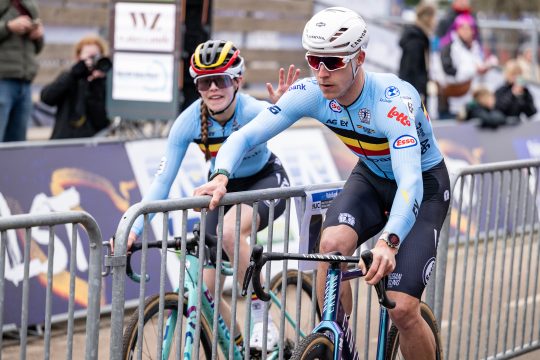 Zita Peeters klatscht Niels Vandeputte ab