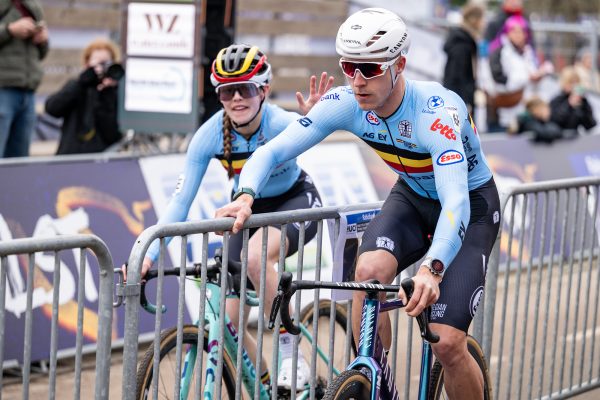 Zita Peeters klatscht Niels Vandeputte ab