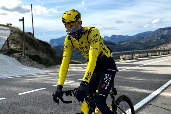 Tim Rex gut eingepackt mit Schal und Handschuhen beim Training in Spanien