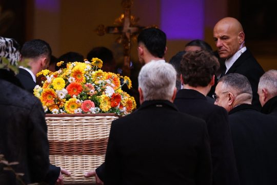 Sarg von Brigitte Bardot wird in die Kirche getragen