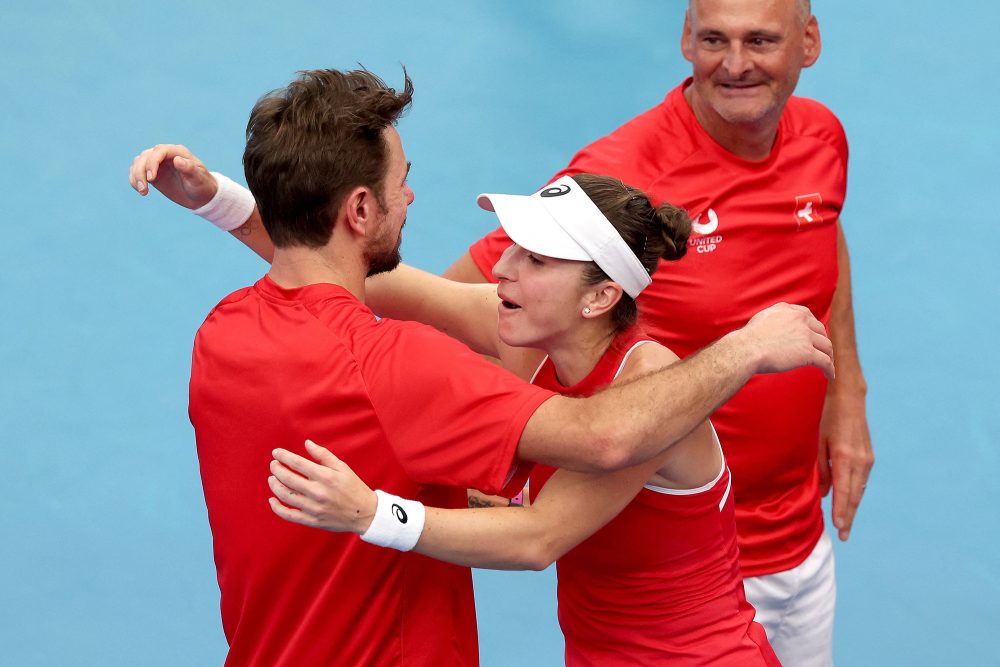 Stan Wawrinka und Belinda Bencic umarmen sich nach dem Sieg