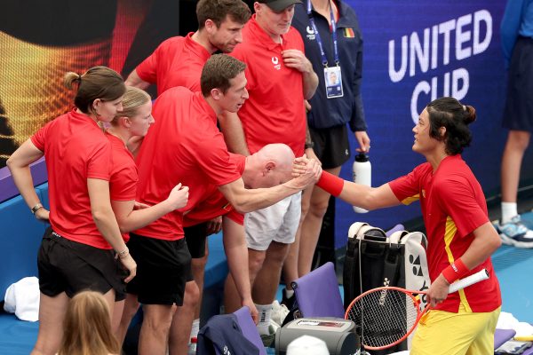 Zhang Zhizhen mit dem belgischen Team nach seinem Sieg über Zizou Bergs