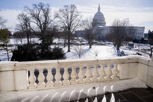 Die Kuppel des Capitols in Washington DC in verschneiter Landschaft