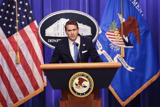 Todd Blanche am Rednerpult bei der Pressekonferenz, hinter ihm die US-Flagge
