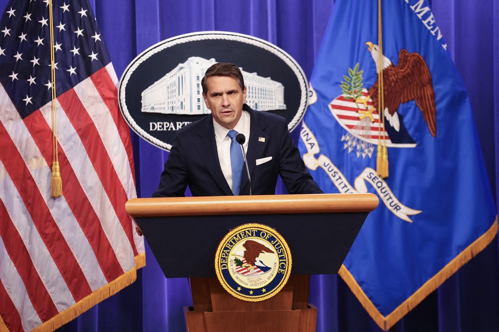 Todd Blanche am Rednerpult bei der Pressekonferenz, hinter ihm die US-Flagge