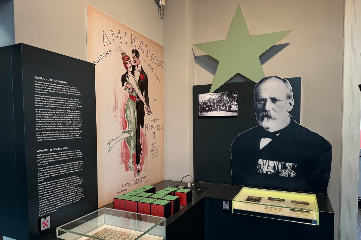 In einer Ecke des Museums, die sich thematisch um das Esperanto dreht, stehen Schaukästen, eine Informationstafel hängt an der Wand, außerdem ein Werbeplakat von früher und eine Pappfigur des Esperanto-Gründers