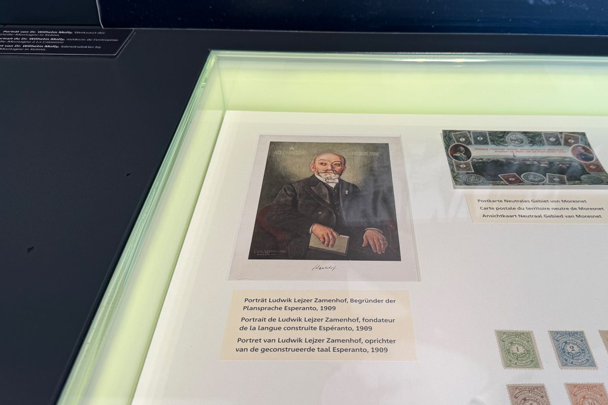 In einem Schaukasten des Museums wird unter anderem ein Porträt des Esperanto-Begründers Ludwik Zamenhof gezeigt