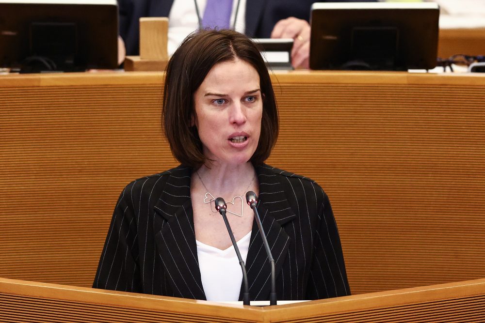 Valerie Dejardin im Wallonischen Parlament