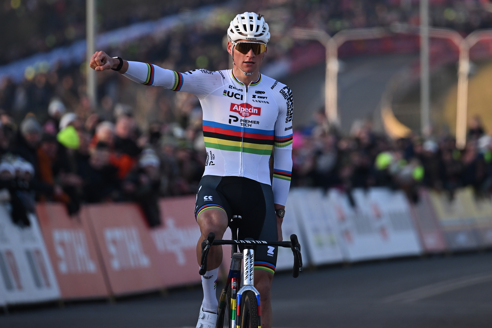 Radcross-Weltcup-Mathieu-van-der-Poel-in-Hoogerheide-unschlagbar