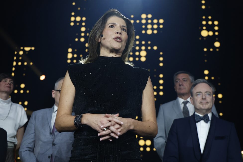 Die N-VA-Vorsitzende Valerie Van Peel hält auf dem Neujahrsempfang der Partei eine Rede, im Hintergrund stehen unter anderem Premier Bart De Wever und Finanzminister Jan Jambon