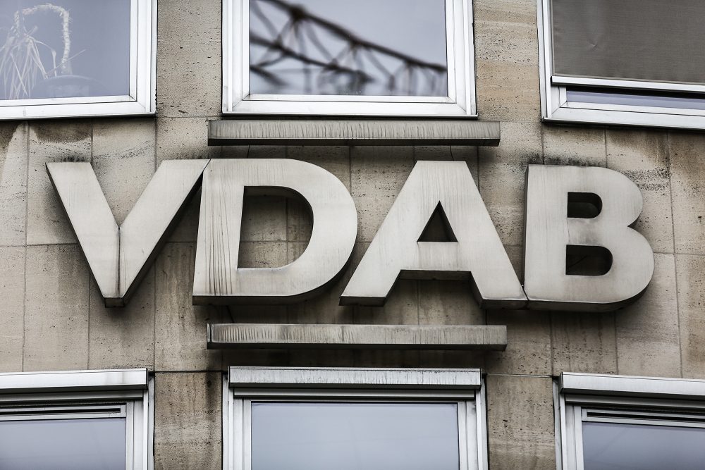 Logo des VDAB an der Zentrale in Brüssel
