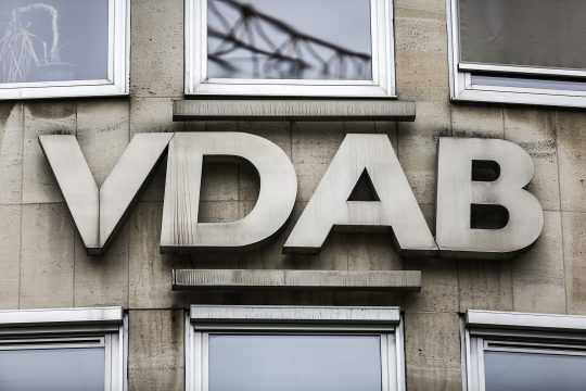 Logo des VDAB an der Zentrale in Brüssel