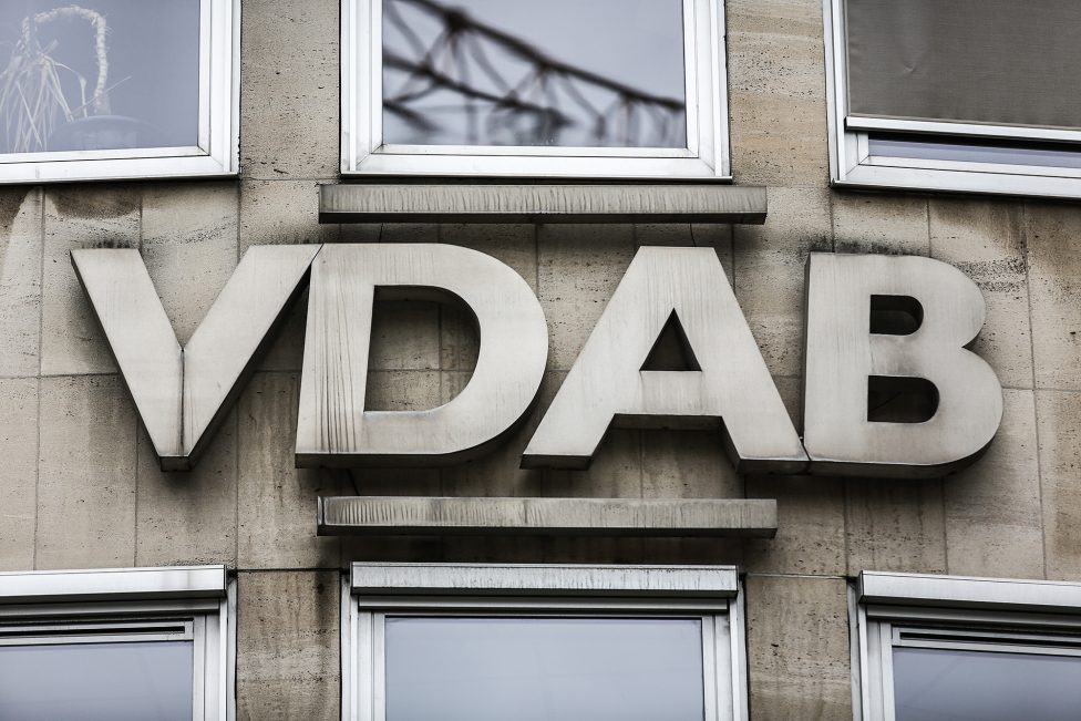 Logo des VDAB an der Zentrale in Brüssel