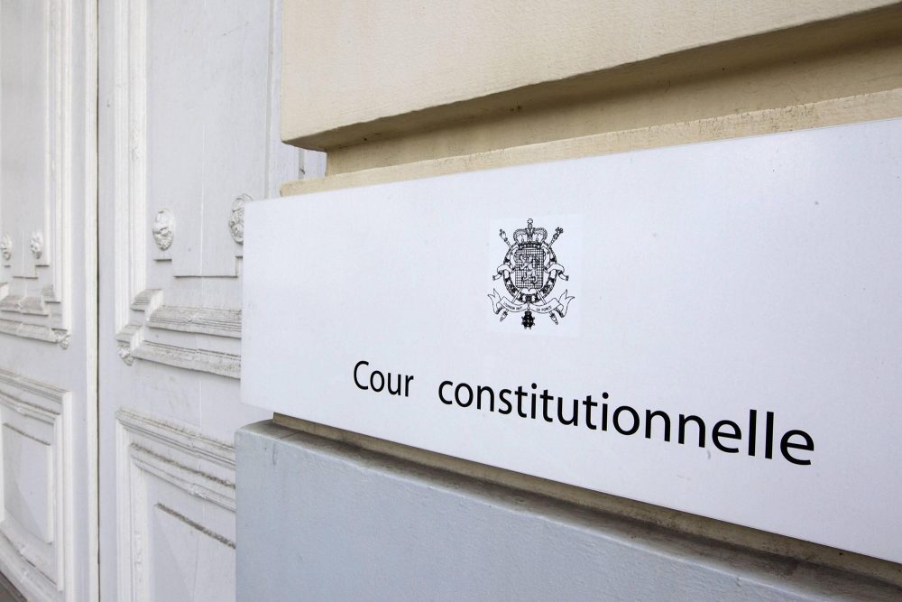 Schild mit der Aufschrift auf Französisch "Cour constitutionelle" am Eingang des Verfassungsgerichtshofs