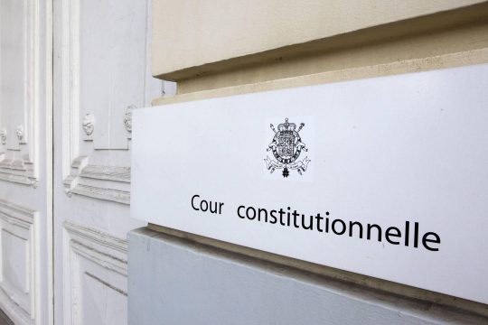 Schild mit der Aufschrift auf Französisch "Cour constitutionelle" am Eingang des Verfassungsgerichtshofs