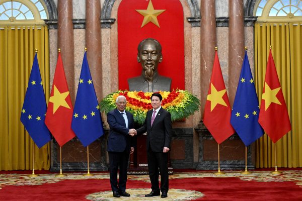 Antonio Costa, Präsident des Europäischen Rates, schüttelt dem vietnamesischen Präsidenten Luong Cuong die Hand
