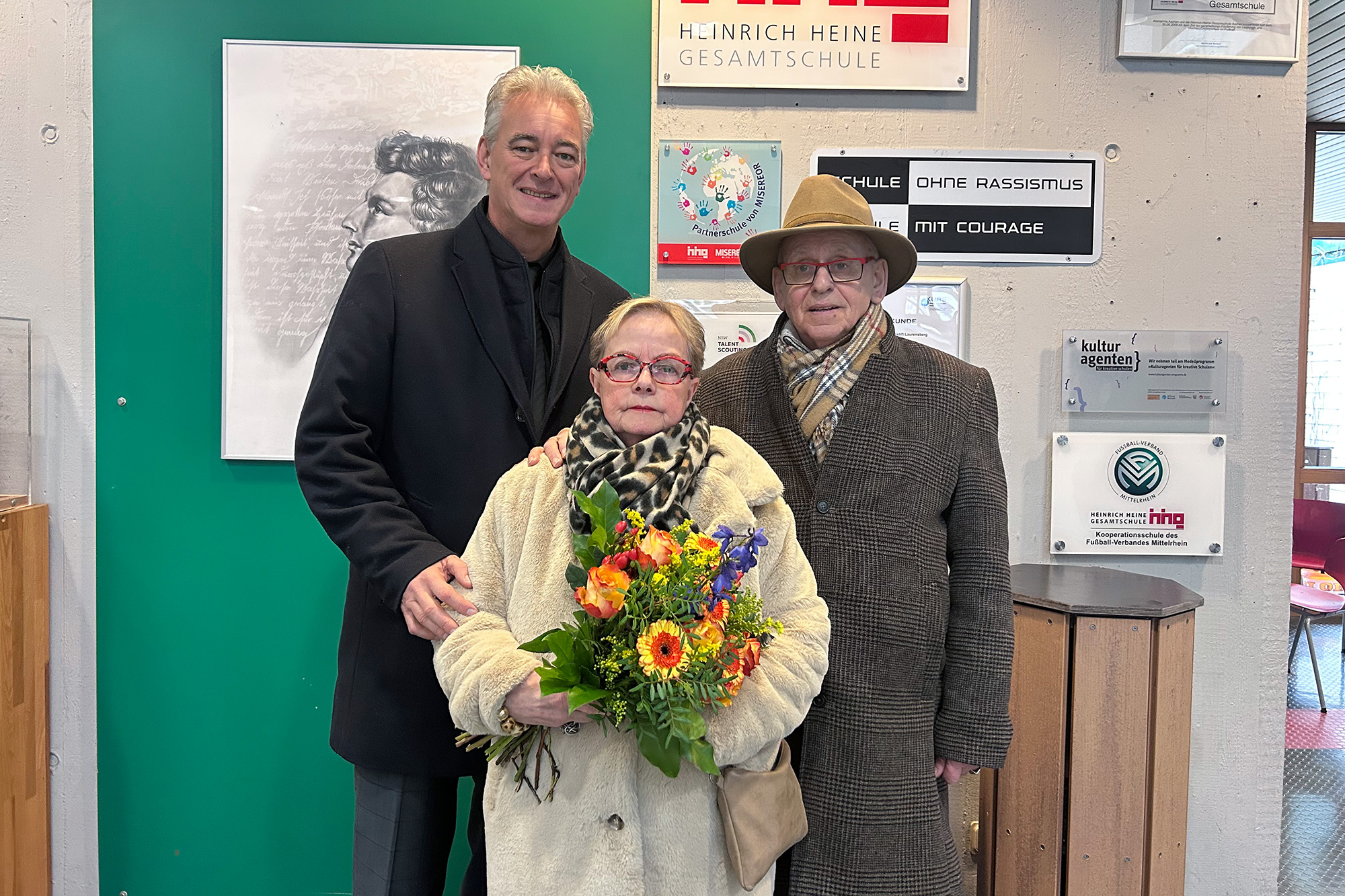 Jack Aldewereld,wurde von seiner Frau Ina und dem stellvertretenden Bürgermeister von Brunssum, Hugo Janssen, begleitet