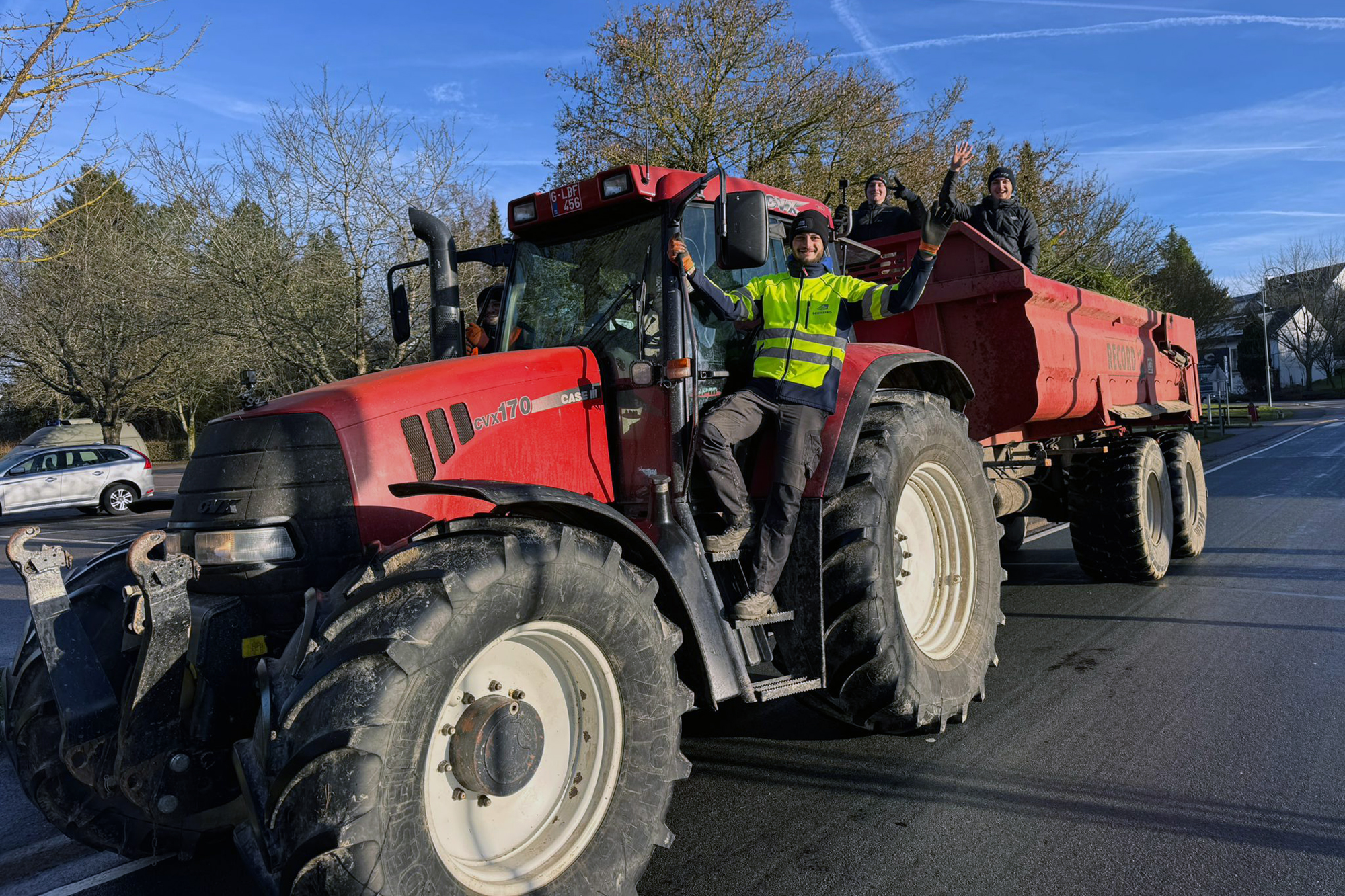 Einsatz-f-r-die-Tradition-JGV-St-Vith-sammelt-Weihnachtsb-ume-ein