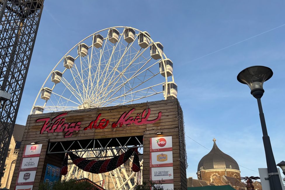 Eingang zum Weihnachtsdorf in Lüttich mit dem Riesenrad im Hintergrund