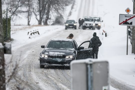 Autos stecken im Schnee fest