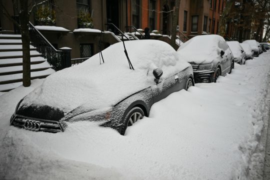 Zugeschneite Autos und Straßen in Brooklyn