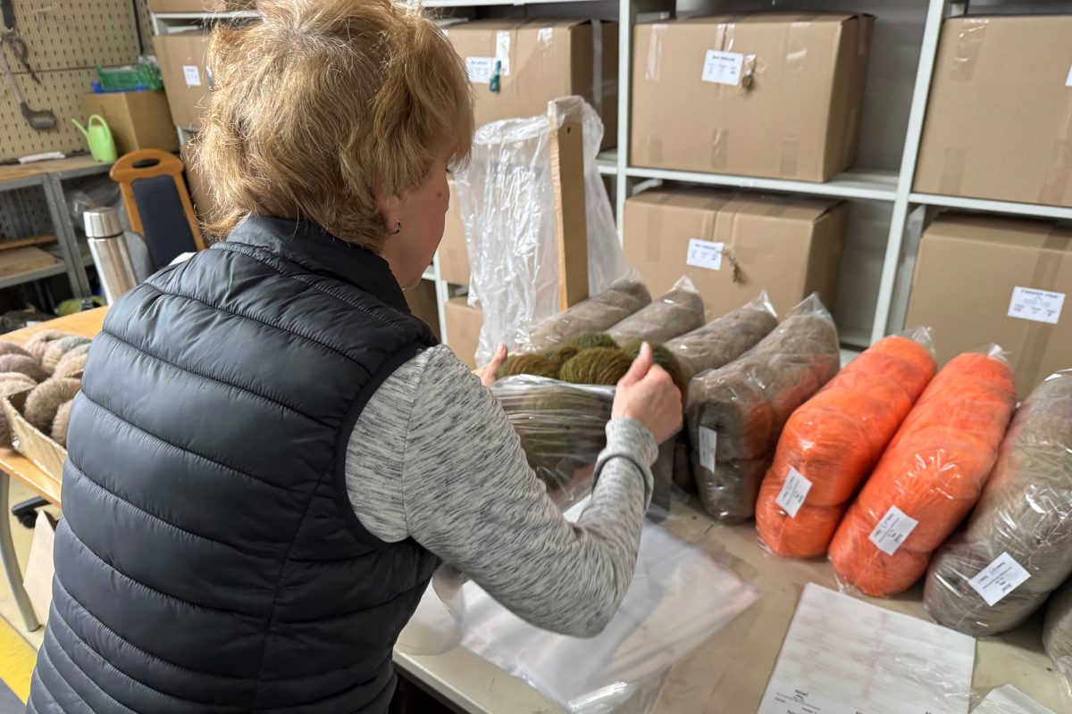 Mitarbeiterin beim Verpacken der Wollknäuel