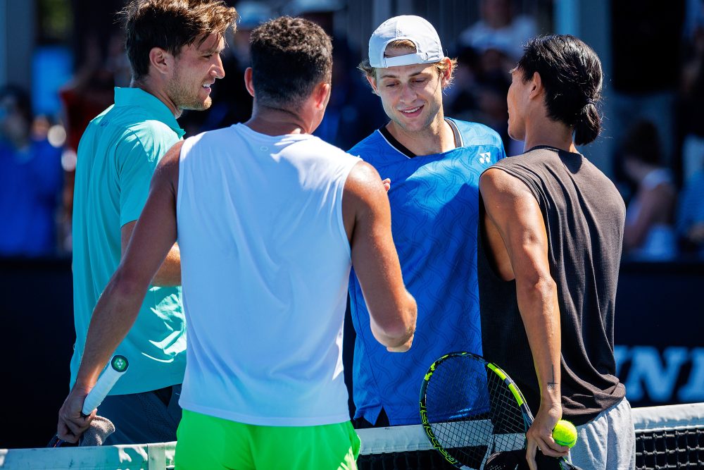 Die beiden belgischen Tennisspieler Zizou Bergs und Raphael Collignon schütteln am Netz ihren beiden Kontrahenten die Hand