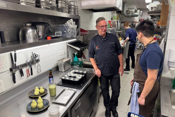 Sternekoch Eric Pankert in seiner Küche im Hotel-Restaurant Zur Post