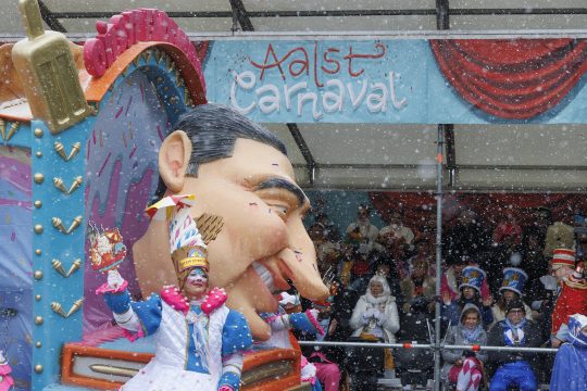 Motivwagen und Karnevalisten beim Karnevalszug in Aalst