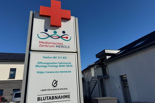Die Infotafel vor dem Medizinischen Zentrum Merols mit Angaben zu Erreichbarkeit und Öffnungszeiten