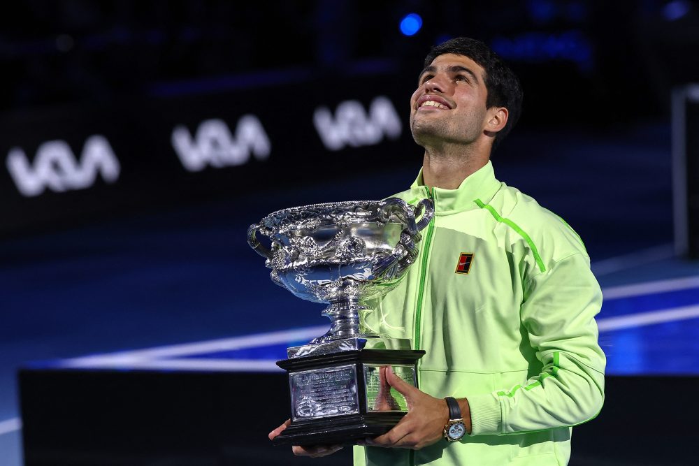 Carlos Alcaraz mit der Siegertrophäe