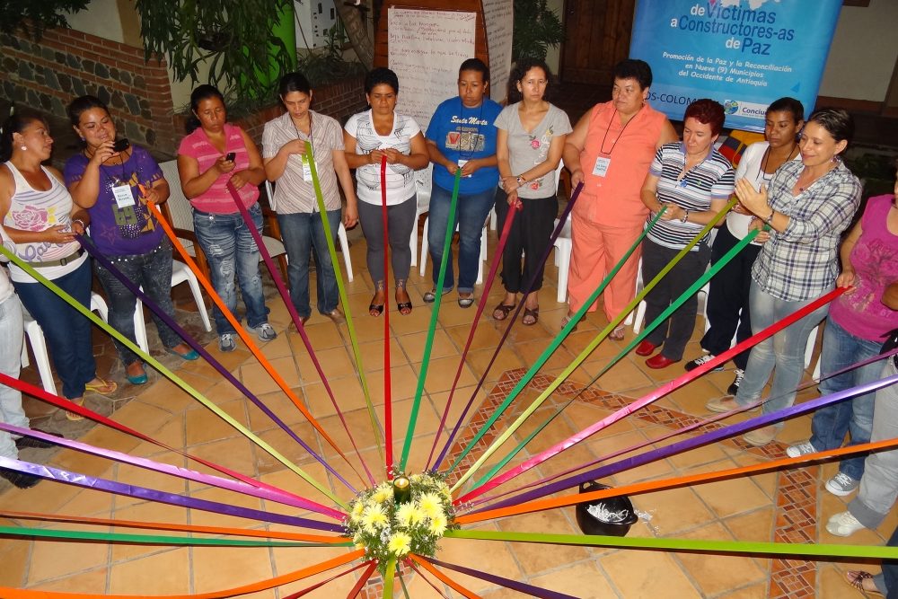 Frauen mit bunten Bändern